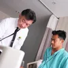 Pratama Arhan diperiksa dokter