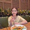 Prilly Latuconsina tampil anggun saat makan di restoran.