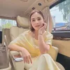 Prilly memakai outfit indah berwarna kuning keemasan.