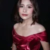 Prilly memakai dress merah untuk menghadiri sebuah acara.