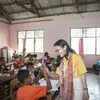 Prilly Latuconsina mengajar anak-anak di NTT