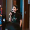 Prilly Latuconsina pakai kaus hitam