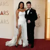 Priyanka Chopra dan Nick Jonas berdiri berdampingan