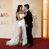 Priyanka Chopra tertawa di pelukan Nick Jonas