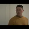Channing Tatum pakai kaus kuning