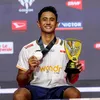 Alwi Farhan pamer medali dan piala