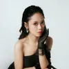 Celyna Grace pakai dress hitam asimetris