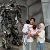 Julia Prastini bersama suami dan anak