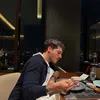 Mathis Molinie melukis di hotel
