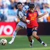 Pau Cubarsi berduel dengan Lionel Messi di final Piala Dunia 2026