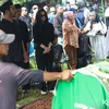 Bunga Zainal berdiri di makam ayah
