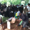 Proses pemakaman ayah Bunga Zainal
