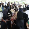 Bunga Zainal di samping makam ayah
