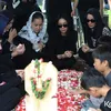 Bunga Zainal berdoa di makam ayah