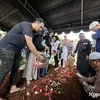 Proses pemakaman Yaya Moektio