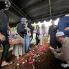 Keluarga mendoakan Yaya Moektio