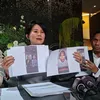 Pengacara Rossa pegang kertas