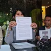 Pengacara Rossa pakai baju abu-abu