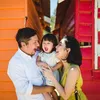 Pasangan muda dengan satu anak 