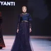 Puteri Modiyanti berjalan di catwalk