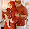 Putri Isnari gendong anak