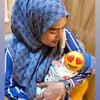 Anak putri Isnari digending nenek
