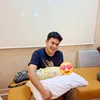 Abdul Azis gendong anak putri Isnari