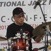 Melihat keahliannya menggebuk drum, Benny Mustafa tidak terlihat seperti berusia 73 tahun.