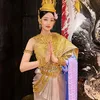 Potret Cantik Lisa BLACKPINK &amp; Minnie (G)I-DLE Saat Kenakan Pakaian Tradisional Thailand