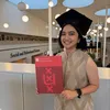 Rachel Amanda pakai topi toga