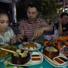 Artis pinggir jalan makan