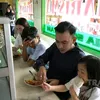 Artis pinggir jalan makan