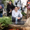 Raffi Ahmad duduk di area pemakaman