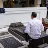 Raffi Ahmad berdoa di makam