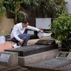 Raffi Ahmad siram air ke makam