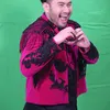 King Nassar bentuk love dengan dua tangan