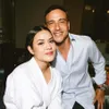Raisa dan Hamish Daud Kompak Pakai Outfit Warna Putih