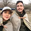 Raisa duduk berdua dengan Hamish