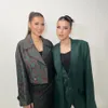 Raisa dan Tasya Farasya berdiri berdampingan