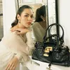 Raisa pakai baju putih