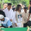 Raisa di pemakaman ibunda bersama hamish daud