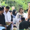 Raisa di pemakaman ibunda bersama hamish daud