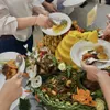 Tasya Farasya Potong Tumpeng