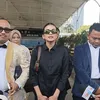 Ratu Sofya berdiri di antara pengacara