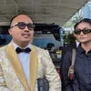 Ratu Sofya pakai kemeja lengan panjang