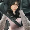 Gayanya benar-benar feminim dan elegan.