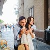 Ada potret throwback momen honeymoon Hamish Daud dan Raisa di luar negeri. Berpelukan di jalan, keduanya tampak begitu bahagia.