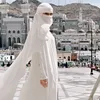 Penampilan Celine Evangelista saat umrah