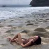 Jennifer Bachdim tergulung ombak di pantai