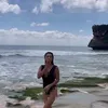 Jennifer Bachdim tergulung ombak di pantai
